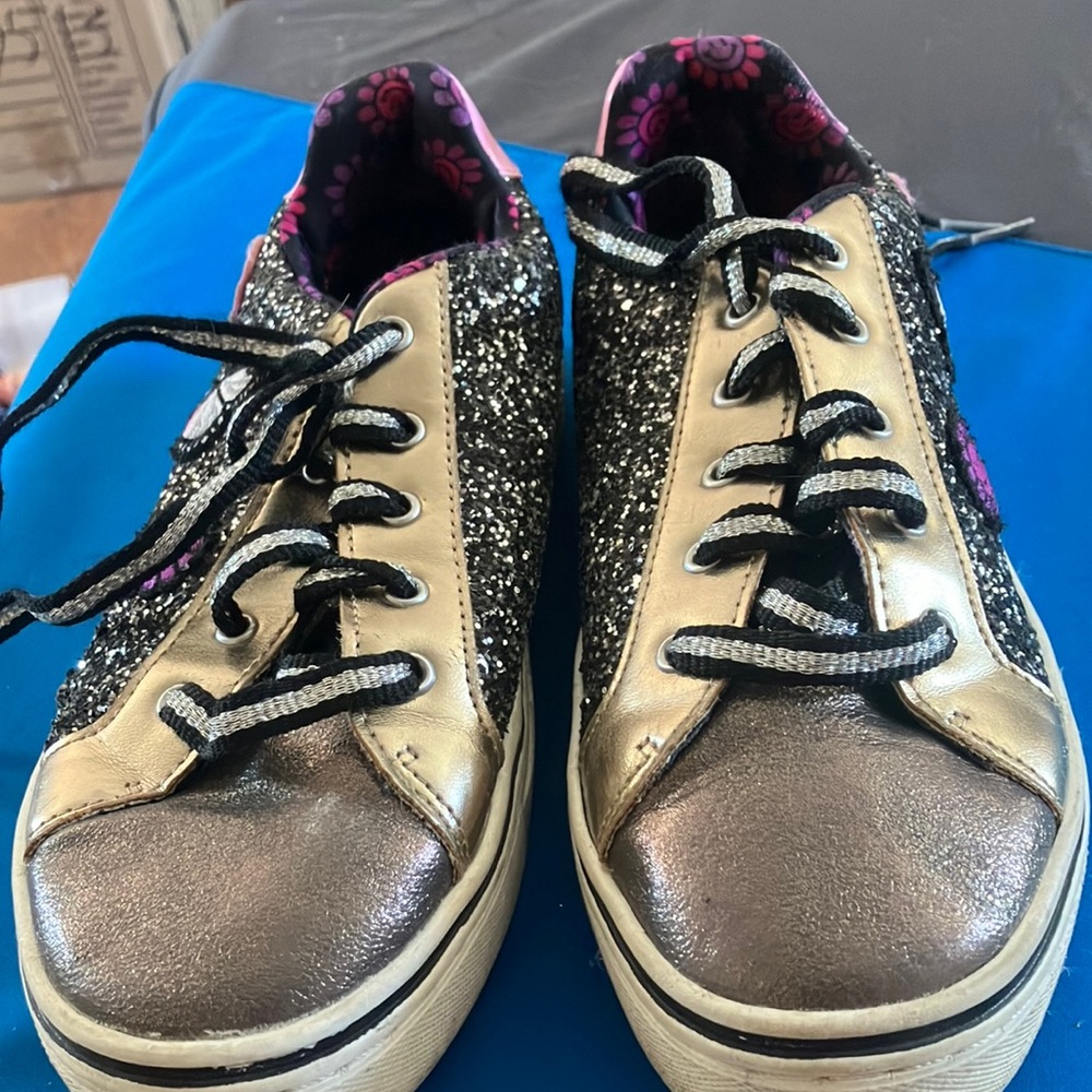 Girls madden nyc Black and Gold Glitter Sneakers 3
